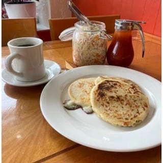 Pupusa De Queso Con Loroco