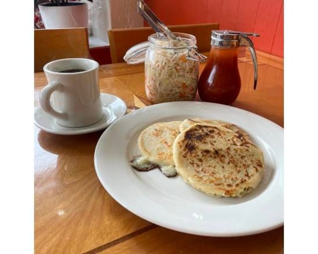 Pupusa De Queso Con Loroco.
