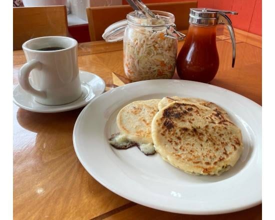 Pupusa De Queso Con Frijoles.