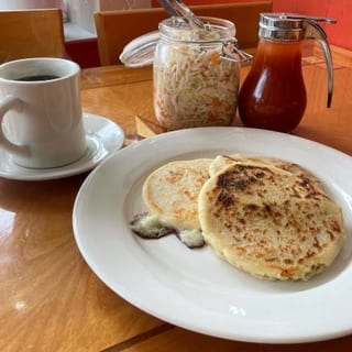 Pupusa De Queso Con Frijoles